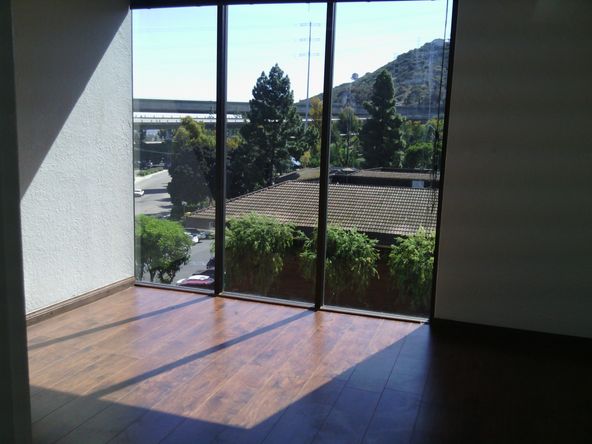 GOOD LOOKING OFFICE, NEW WOOD FLOORING. EASY LEASE